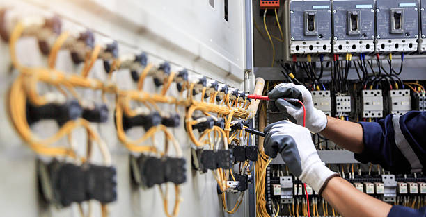 Professional Electrician technician working in Miami Gardens, FL